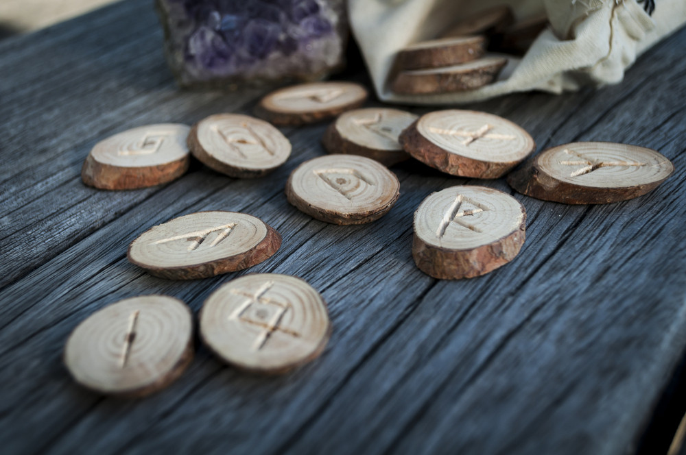 Runen können die Zukunft vorhersagen: Foto: © Borys Vasylenko / shutterstock / #344234768